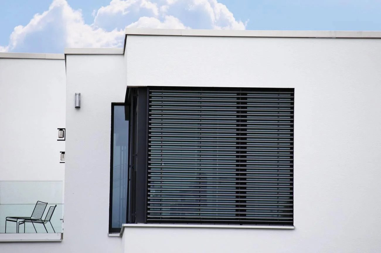 Raffstore als Sonnenschutz am Fenster
